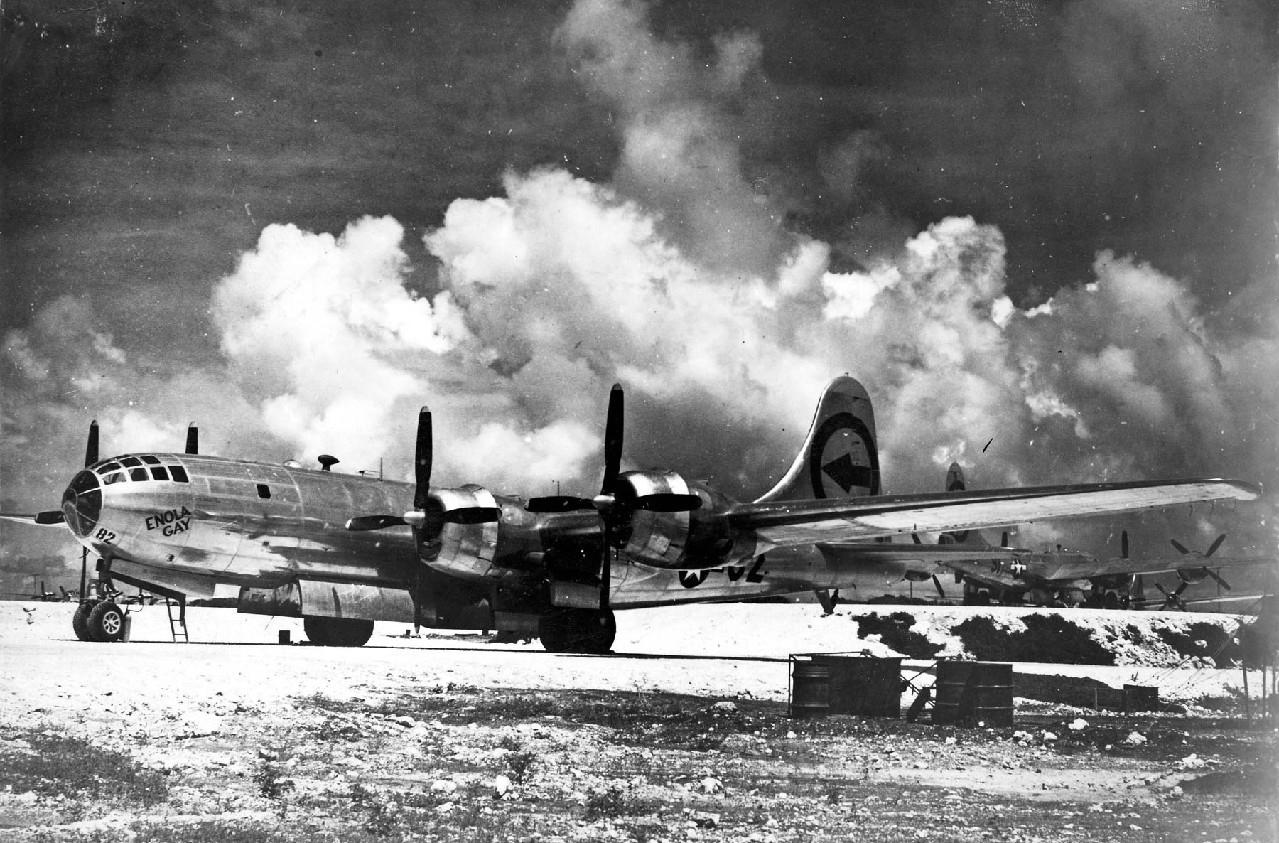 who flew the enola gay on its historic mission